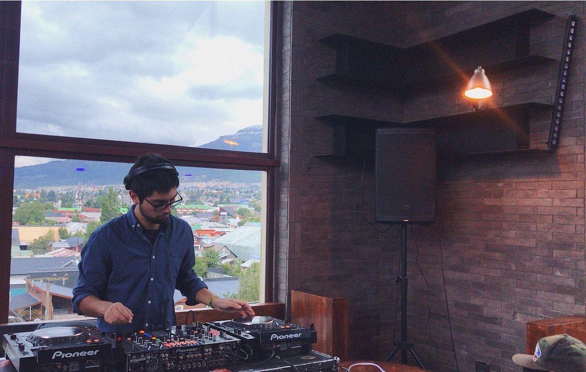 Matti tocando en Coyhaique con la Patagonia de fondo